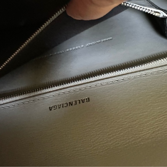 Authentic Balenciaga Hourglass in croc embossed calfskin - Picture 7 of 16